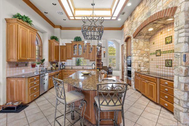 8040 Rolling Acres Trail, Fair Oaks Ranch, TX 78015