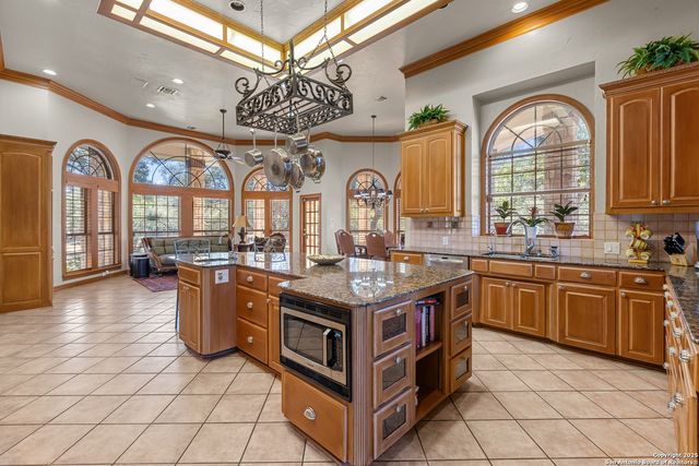 8040 Rolling Acres Trail, Fair Oaks Ranch, TX 78015