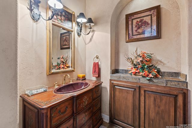 8040 Rolling Acres Trail, Fair Oaks Ranch, TX 78015