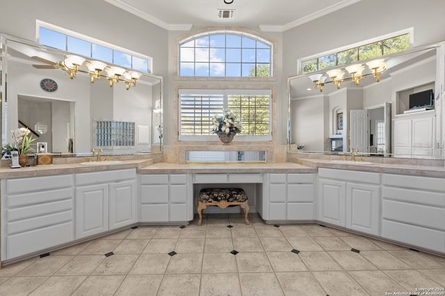 8040 Rolling Acres Trail, Fair Oaks Ranch, TX 78015