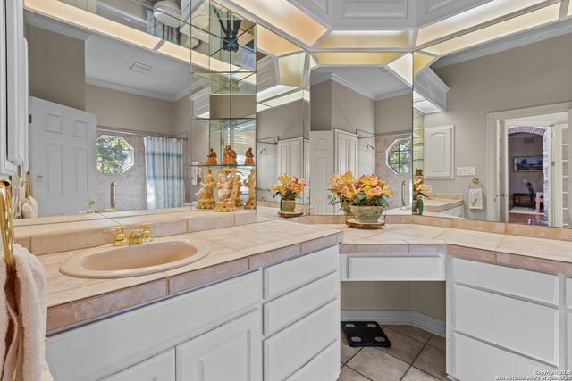 8040 Rolling Acres Trail, Fair Oaks Ranch, TX 78015