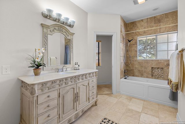 8040 Rolling Acres Trail, Fair Oaks Ranch, TX 78015