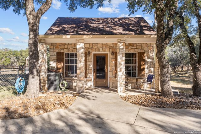 8040 Rolling Acres Trail, Fair Oaks Ranch, TX 78015