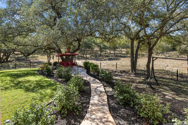 8040 Rolling Acres Trail, Fair Oaks Ranch, TX 78015