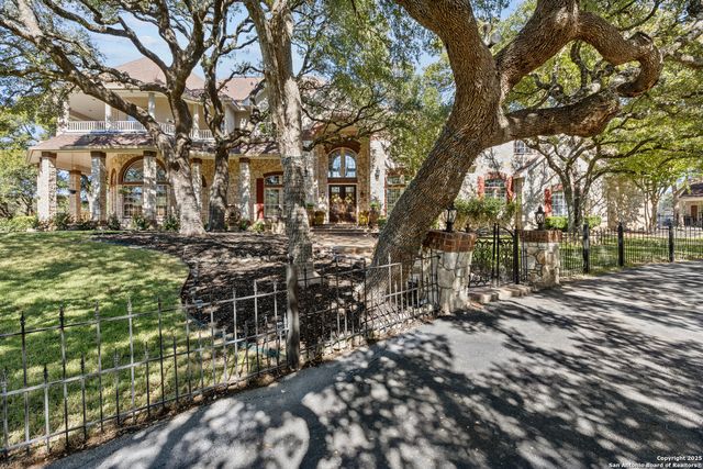 8040 Rolling Acres Trail, Fair Oaks Ranch, TX 78015