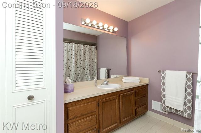 178 Meadow Lane Circle, Rochester Hills, MI 48307