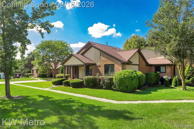 178 Meadow Lane Circle, Rochester Hills, MI 48307