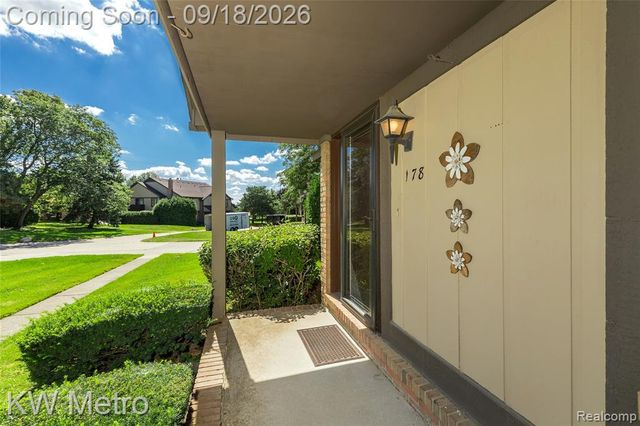 178 Meadow Lane Circle, Rochester Hills, MI 48307