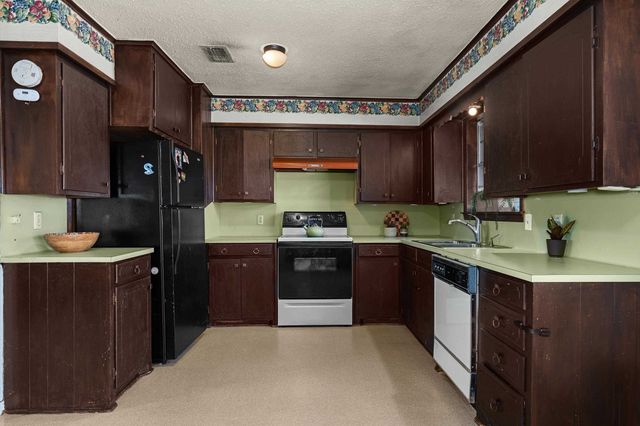 2206 Hendricks St, Gladewater, TX 75647