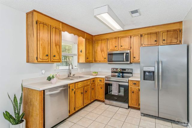 5453 Camille Gardens Cir, Milton, FL 32570