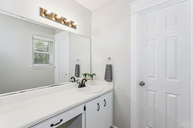 5453 Camille Gardens Cir, Milton, FL 32570