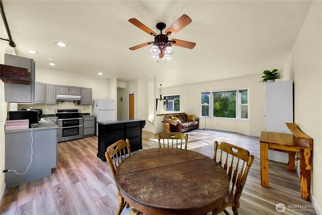 642 Sprague Valley Drive, Maple Falls, WA 98266