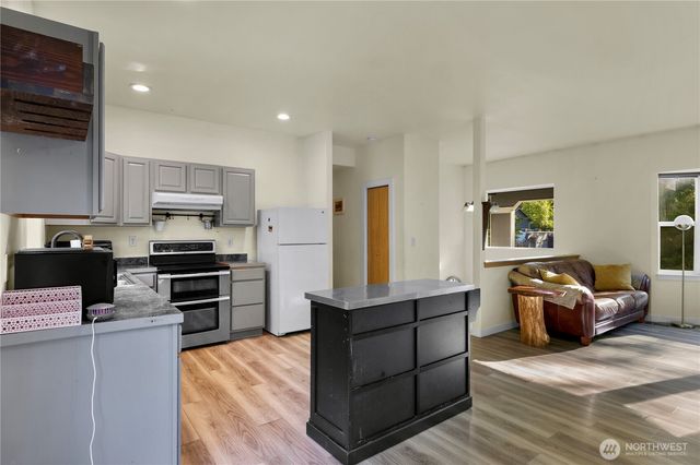 642 Sprague Valley Drive, Maple Falls, WA 98266