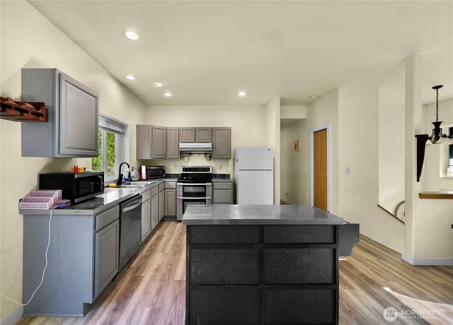 642 Sprague Valley Drive, Maple Falls, WA 98266
