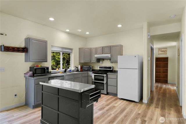 642 Sprague Valley Drive, Maple Falls, WA 98266