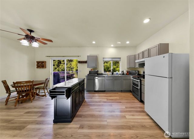 642 Sprague Valley Drive, Maple Falls, WA 98266
