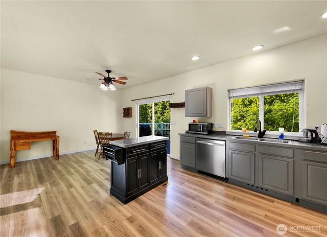 642 Sprague Valley Drive, Maple Falls, WA 98266
