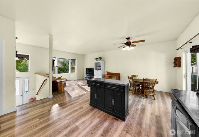 642 Sprague Valley Drive, Maple Falls, WA 98266