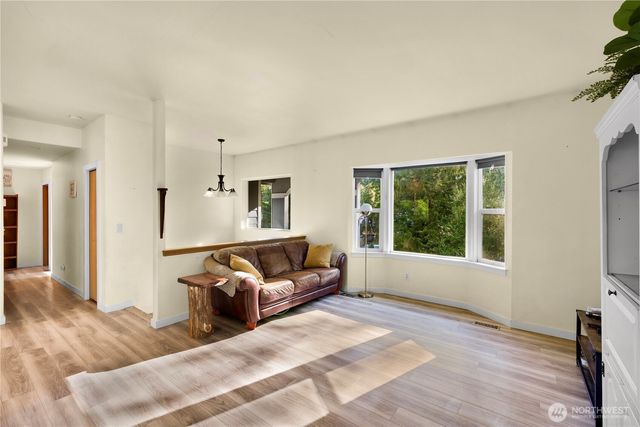 642 Sprague Valley Drive, Maple Falls, WA 98266