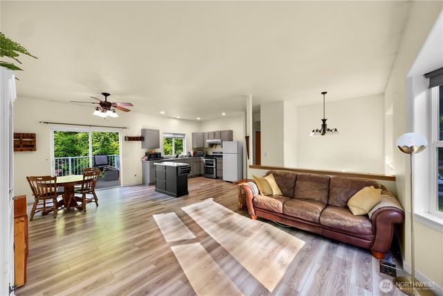 642 Sprague Valley Drive, Maple Falls, WA 98266