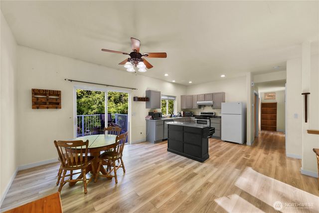 642 Sprague Valley Drive, Maple Falls, WA 98266