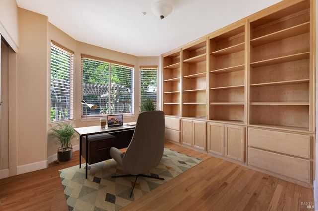 979 Lupine Ct, Healdsburg, CA 95448