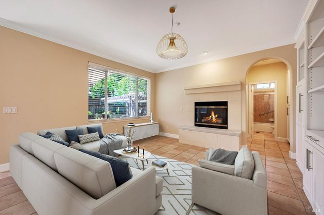 979 Lupine Ct, Healdsburg, CA 95448