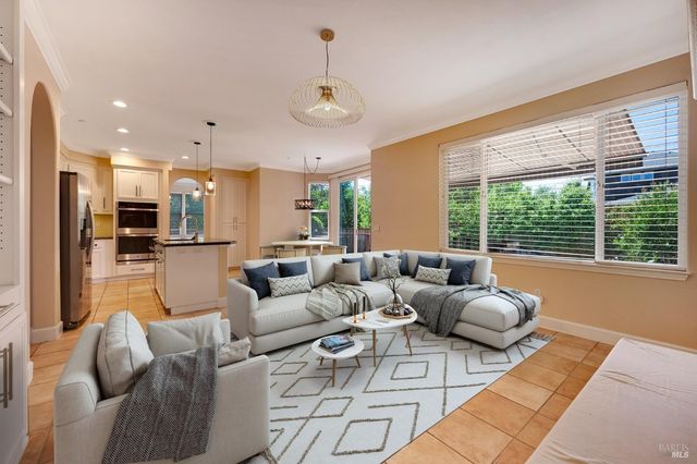979 Lupine Ct, Healdsburg, CA 95448