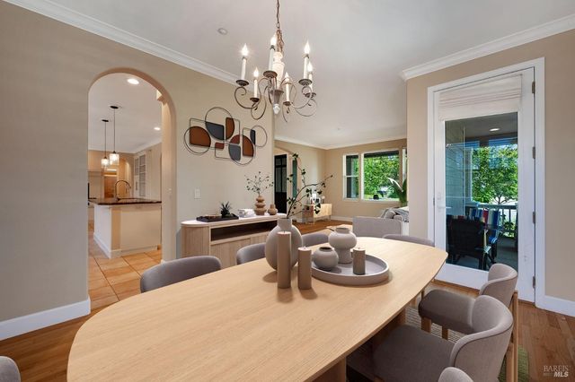 979 Lupine Ct, Healdsburg, CA 95448