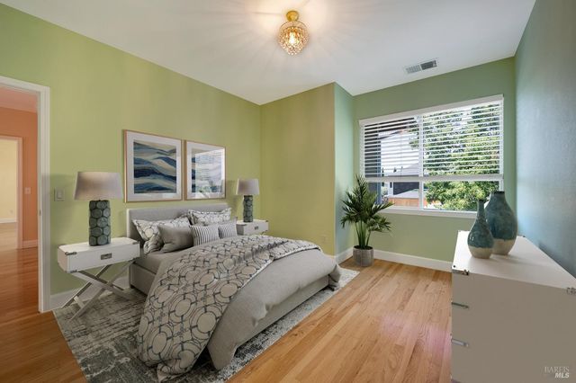 979 Lupine Ct, Healdsburg, CA 95448