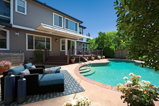 979 Lupine Ct, Healdsburg, CA 95448
