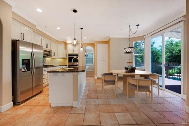 979 Lupine Ct, Healdsburg, CA 95448