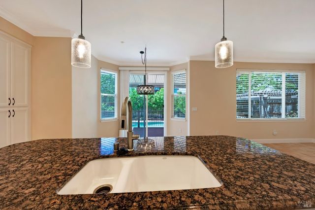 979 Lupine Ct, Healdsburg, CA 95448