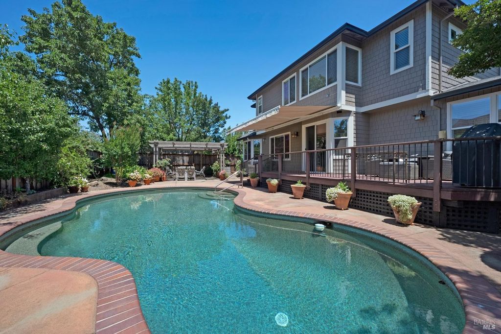 979 Lupine Ct, Healdsburg, CA 95448