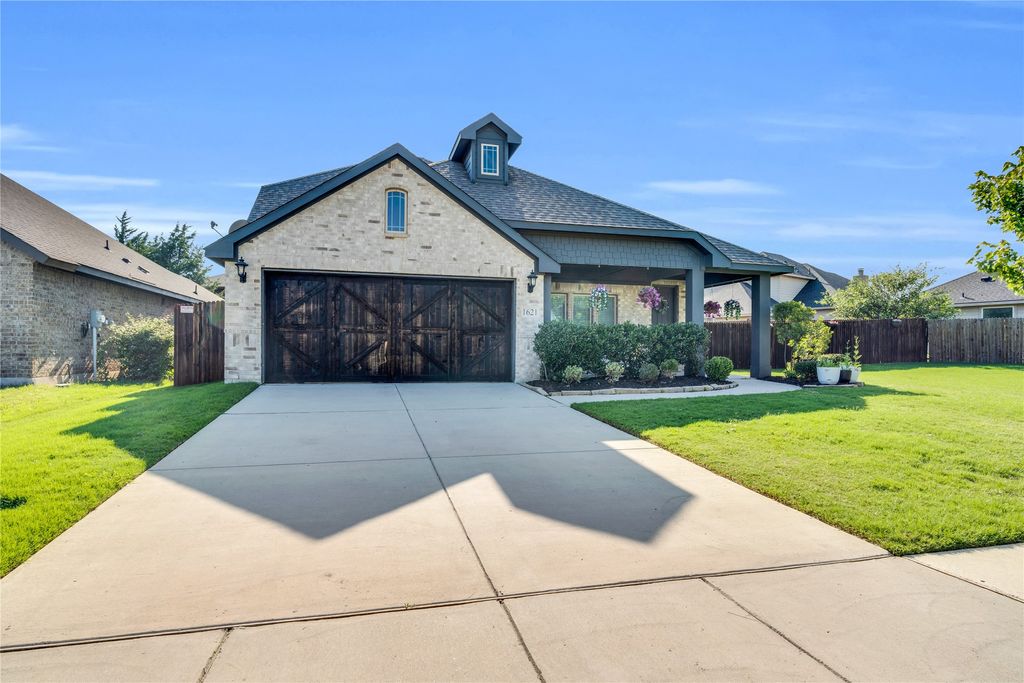 1621 Whispering Trail Drive, Waxahachie, TX 75165