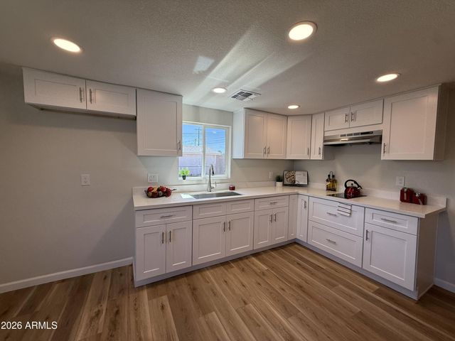209 E JONES Avenue, Phoenix, AZ 85040