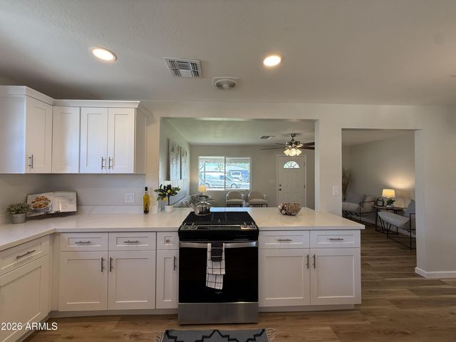 209 E JONES Avenue, Phoenix, AZ 85040