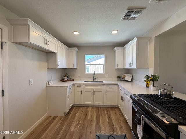 209 E JONES Avenue, Phoenix, AZ 85040