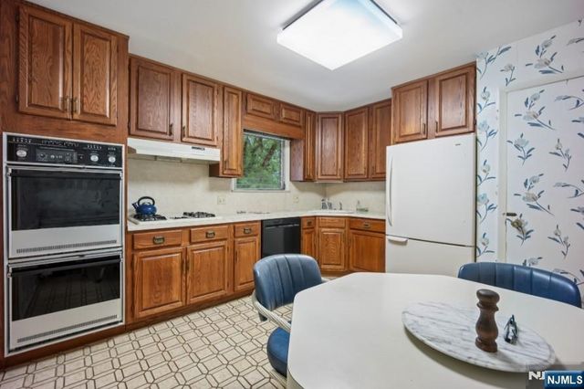 19 Bear Brook Lane, Livingston, NJ 07039