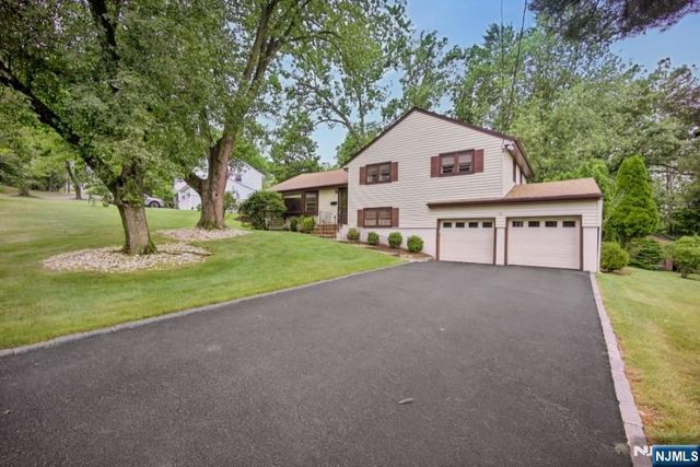 19 Bear Brook Lane, Livingston, NJ 07039