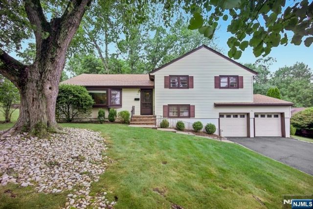 19 Bear Brook Lane, Livingston, NJ 07039