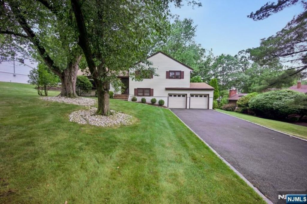 19 Bear Brook Lane, Livingston, NJ 07039