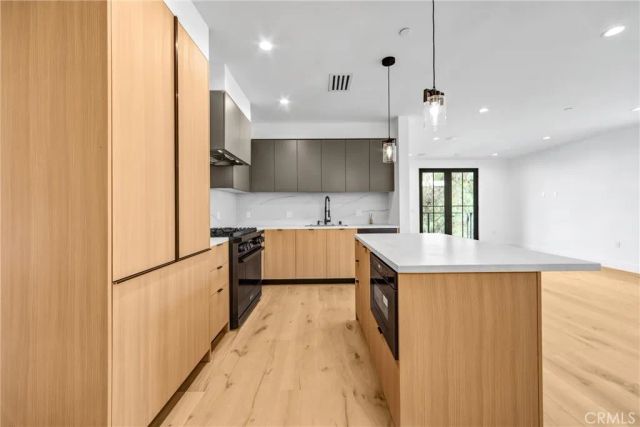 10352 Riverside Drive 203A, Toluca Lake, CA 91602