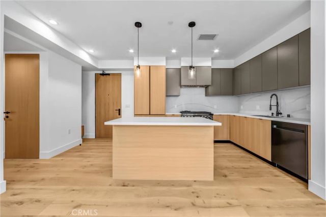 10352 Riverside Drive 203A, Toluca Lake, CA 91602