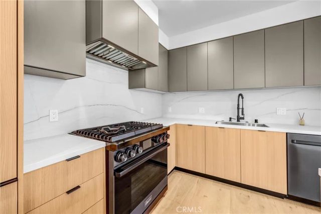 10352 Riverside Drive 203A, Toluca Lake, CA 91602