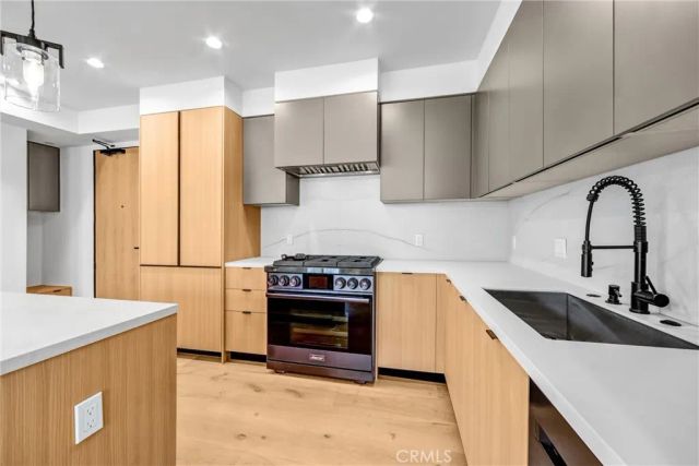 10352 Riverside Drive 203A, Toluca Lake, CA 91602