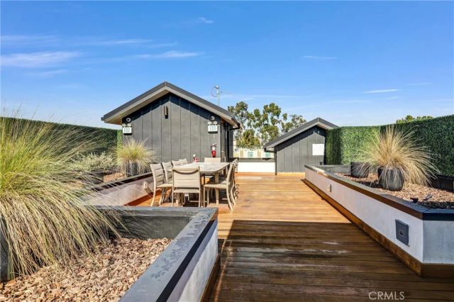 10352 Riverside Drive 203A, Toluca Lake, CA 91602