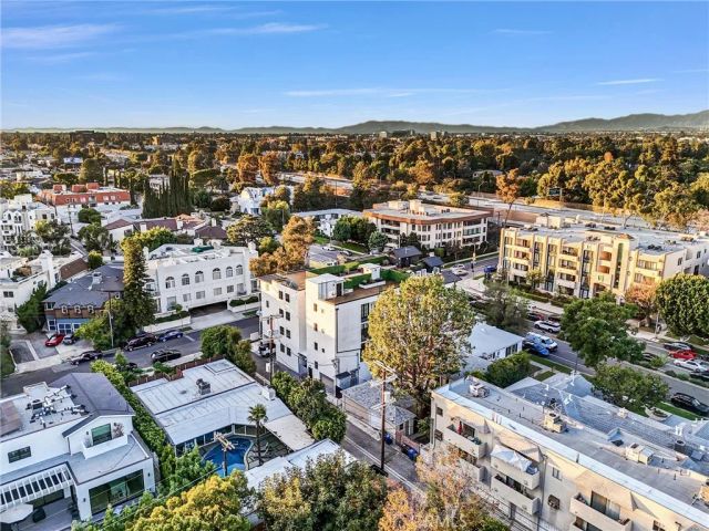 10352 Riverside Drive 203A, Toluca Lake, CA 91602