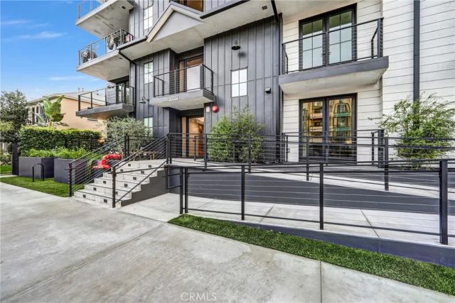 10352 Riverside Drive 203A, Toluca Lake, CA 91602