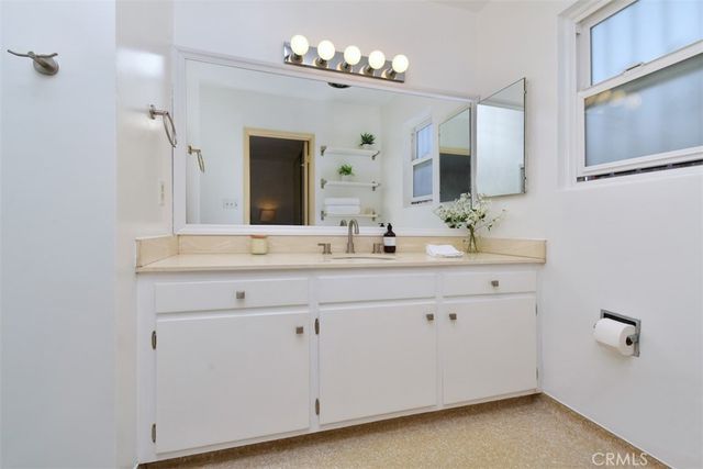 5822 Norwich Ave., Sherman Oaks, CA 91411